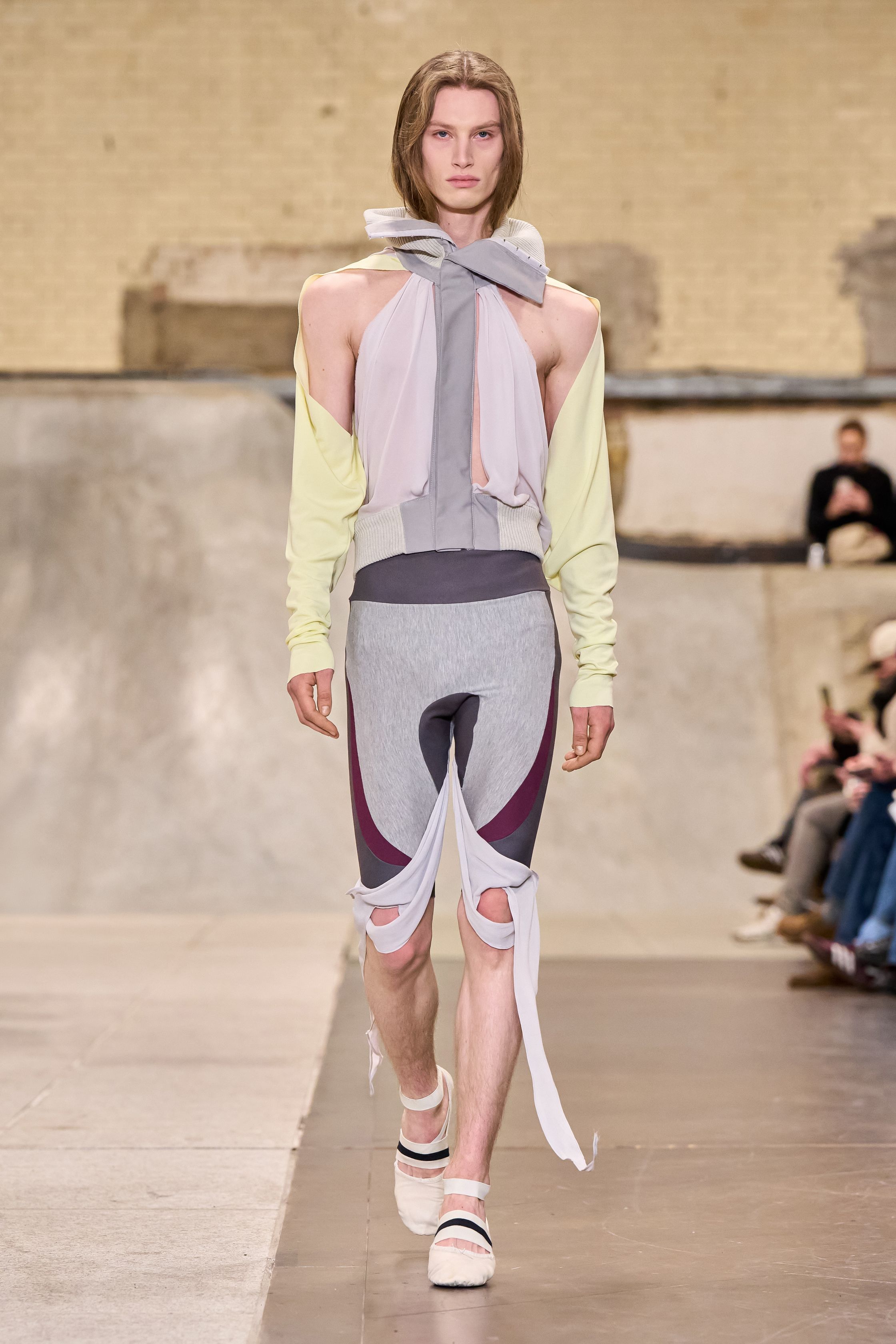 Fashion East以实验剪裁与层叠结构重塑青年表达，柔软垂坠长裙与机能拼接紧身裤并行，淡橄榄与灰紫交织出不规则美学，呈现出学院感与街头能量碰撞的先锋姿态-顽石频道趋势研究